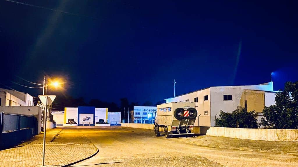 black-pearl-in-ponte-de-sor Black Pearl nachts neben der Kfz-Werkstatt in einer Seitenstraße in Ponte de Sor stehend