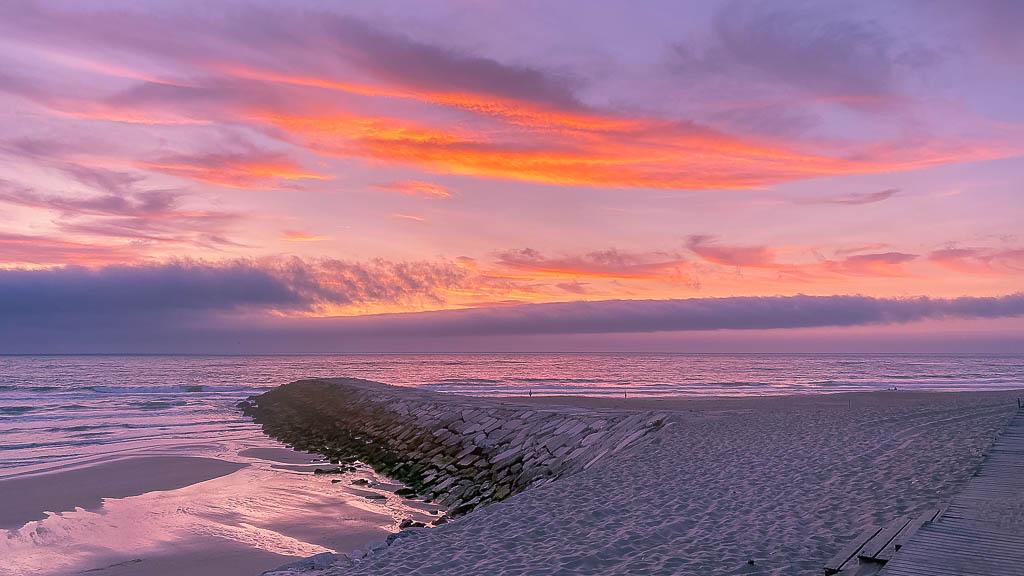 steinbuhne-bei-costa-de-lavos-bei-abend Abendstimmung Buhne aus Stein in Costa de Lavos mit Meer im Hintergrund