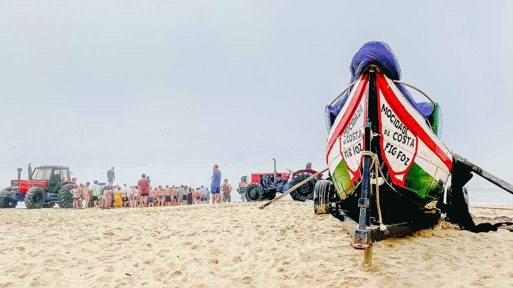fischverkaufsfest, Menschenmenge mit Traktor im Hintergrund und Boot im Vordergrund