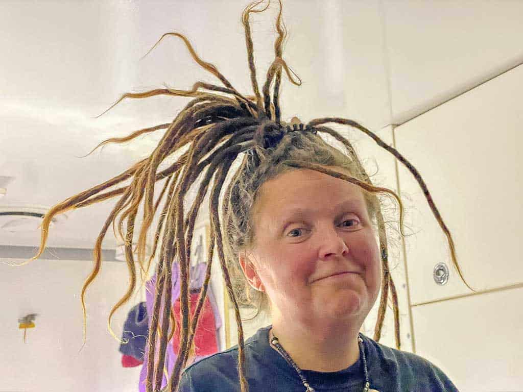 hochgebundene-dreadlocks Lyggie von allzeit-bereift.de mit wegen der Hitze hochgebundenen Dreadlocks