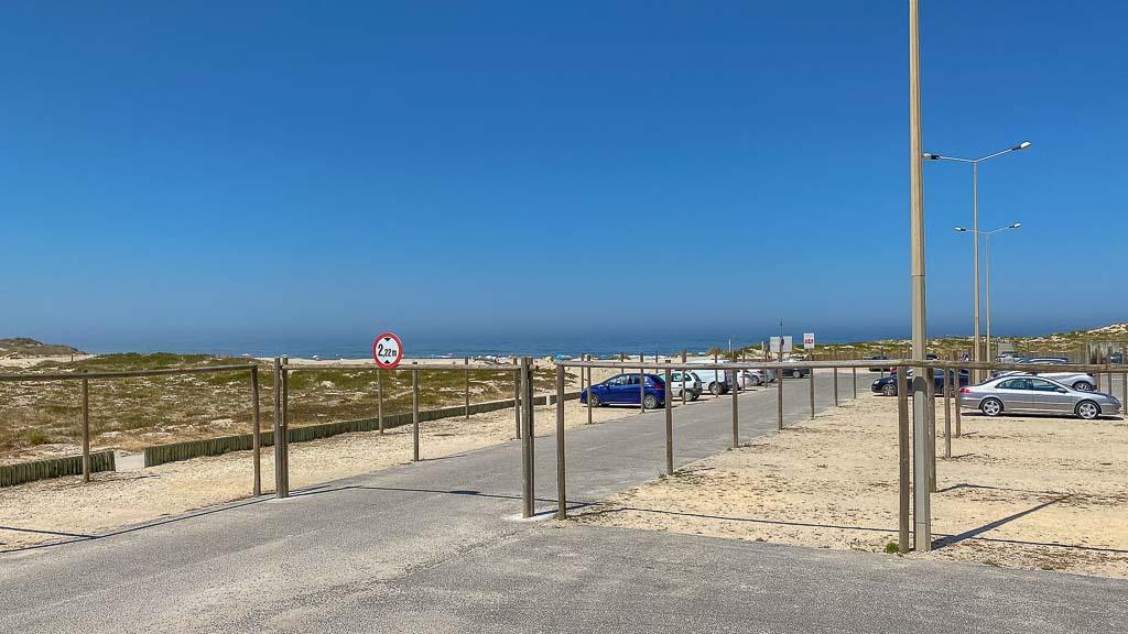 leerer Parkplatz in Costa de Lavos