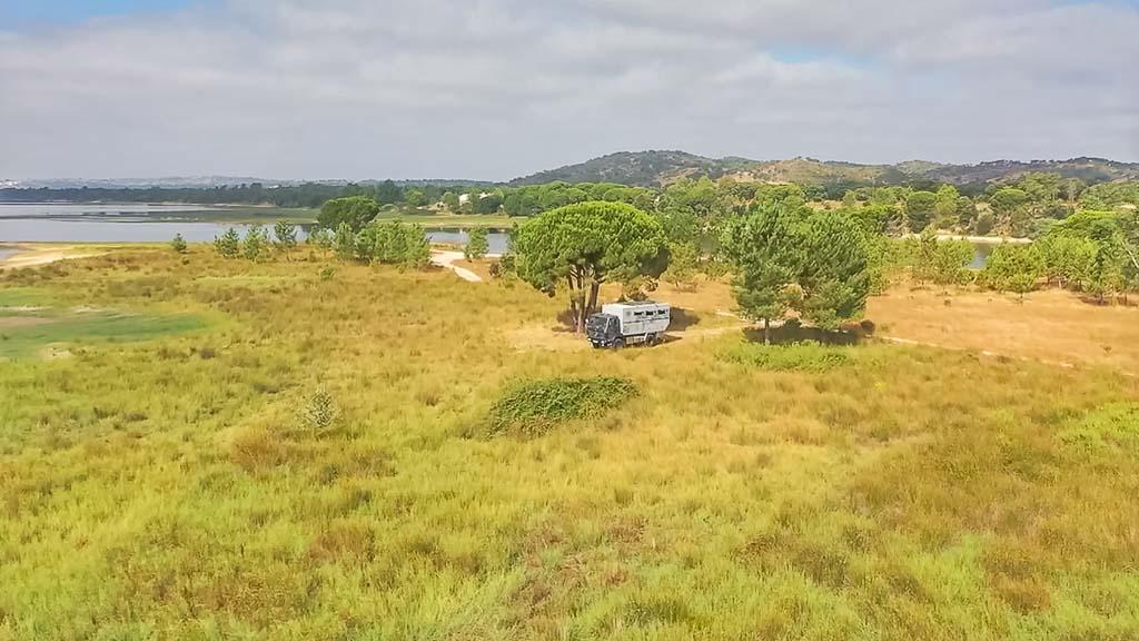 luftbild-black-pearl-am-barragem-de-montargil Luftbild der Black Pearl am Barragem de Montargil, am Montargil-Stausee