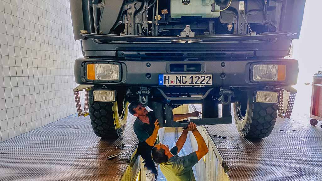 werkstatt-service-in-ponte-de-sor Automoderna Werkstatt in Ponte de Sor, Mechaniker bei der Vorbereitung zum Ölwechsel