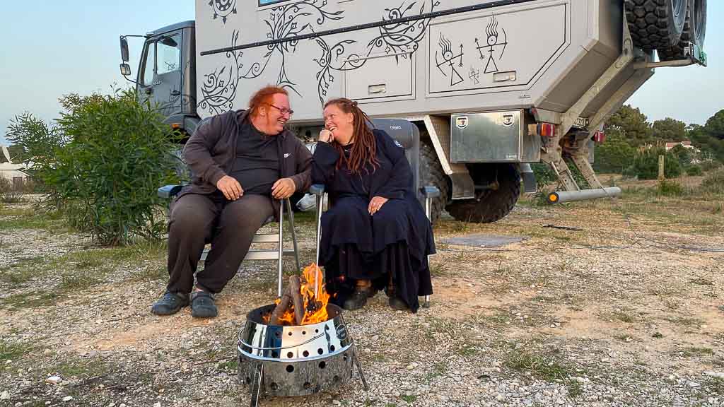 Mit der Black Pearl auf dem Stellplatz in Falesia. Die Autoren von Allzeit Bereift.