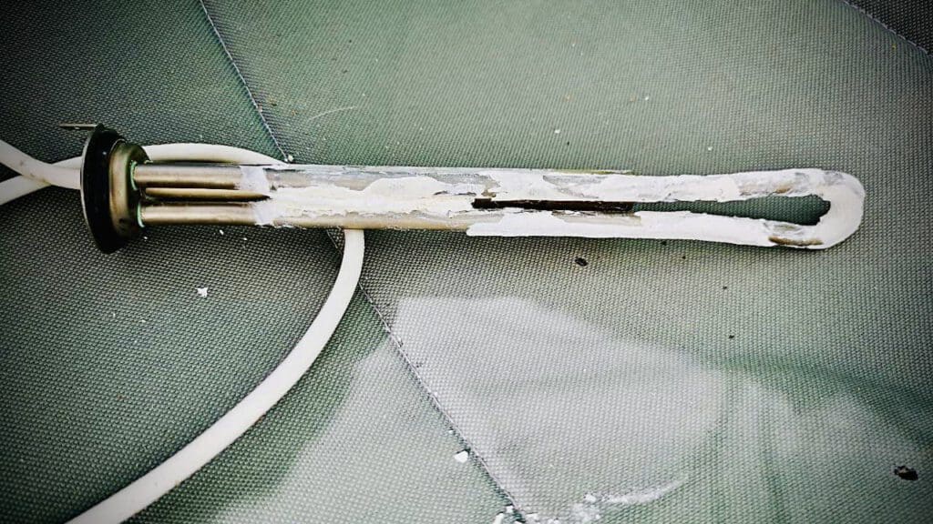 Ein völlig verkalkter Heizstab eines Elgena Warmwasserboilers Nautic compact Luft fürs Wohnmobil.