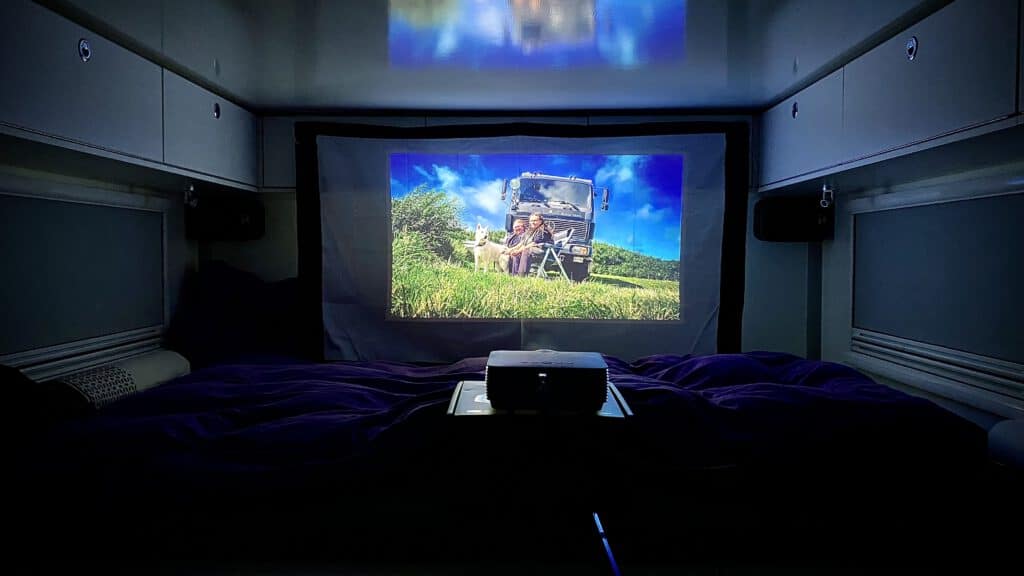 2B518D32-8C46-4B0B-B951-B4B1EC7D1AF8 Netflix im Wohnmobil -Der Beamer steht auf der mitgelieferten Kiste sehr gut, in der wir ihn während der Fahrt auch aufbewahren.