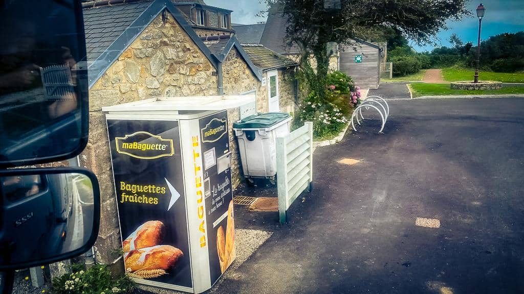 Baguetteautomat-in-der-Normandie Baguetteautomat beim Roadtrip Normandie