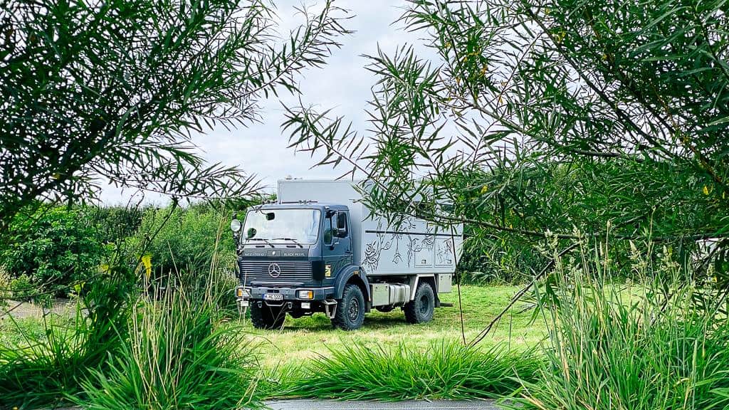 Black-Pearl-hinter-Büschen-versteckt Versteckte Blackpearl beim Roadtrip Normandie