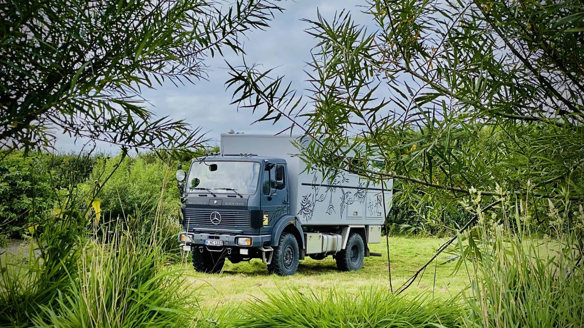 C834D5AC-4FC0-46B8-9422-B849448AB80E Ein zum Wohnmobil umgebauter ehemaliger Feuerwehr-Rüstwagen