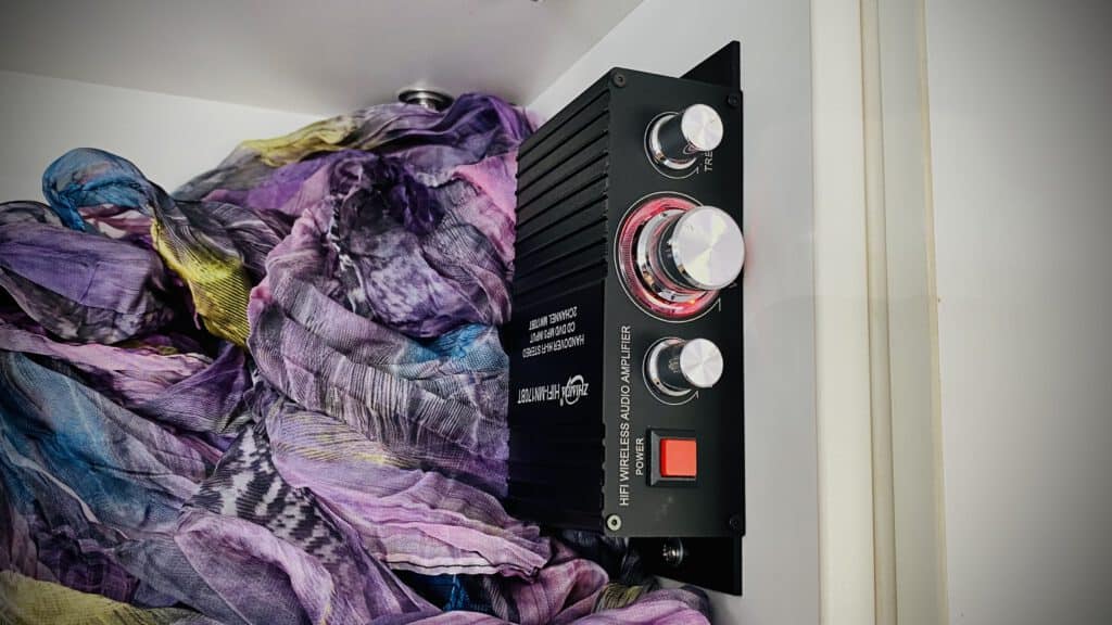 DF805535-860F-4A3A-B247-4BDB992F9493 Unsere Kleine Bluetooth-Soundanlage zum Netflixen im Wohnmobil versteckt sich im Hängeschrank.