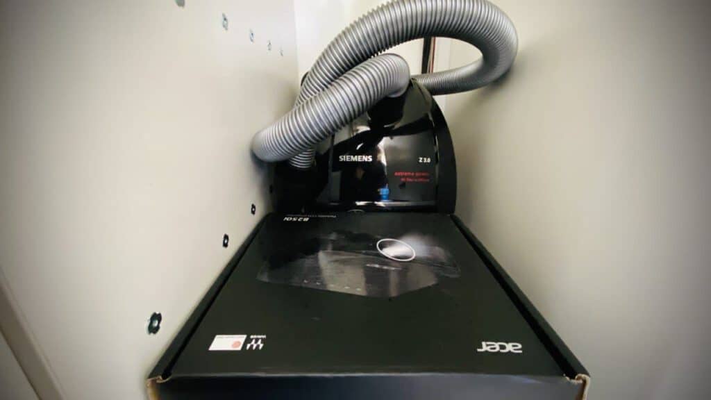 photo_2021-08-09_18-10-11 Wir stehn noch auf dem Stellplatz in Deutschland. In unserer Garage finden Staubsauger und Beamer für Netflix ihren Platz im Wohnmobil.