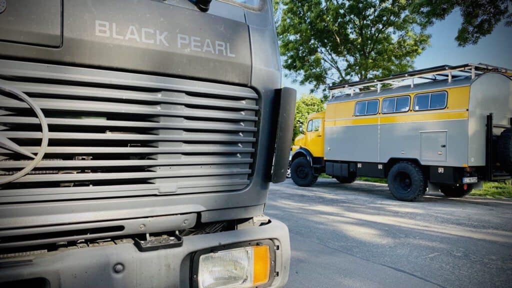 Hummel 911 kommt uns an unsrem Stellplatz in Deutschland besuchen