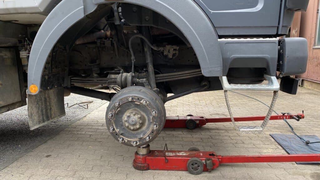 Die Black Pearl ohne Räder beim Wuchtsand entfernen