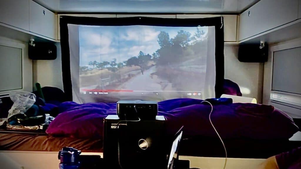 Endlich wieder Heimkino. Ein erster Versuch des Equipments auf unserem Stellplatz in Deutschland