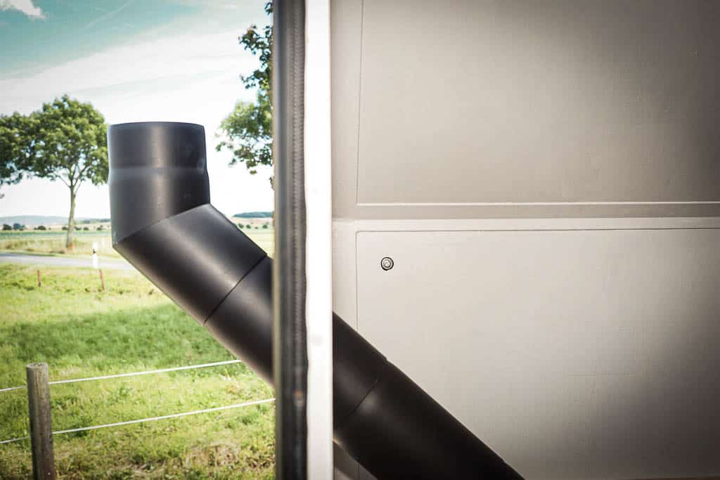 Schornsteindurchführung unseres Holzofens im Wohnmobil Seitenansicht