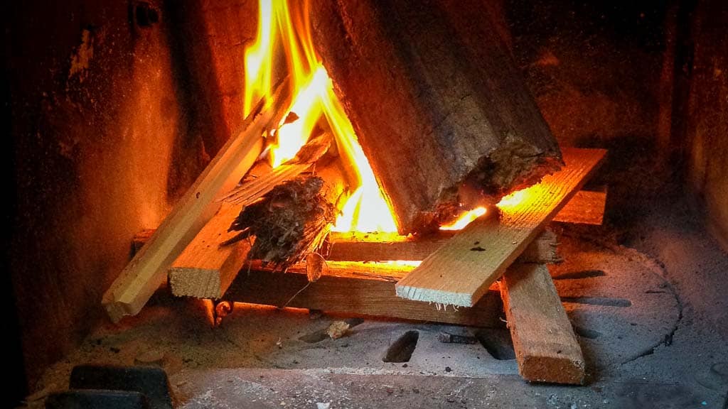 Kaminofenfeuer im Wohnmobil