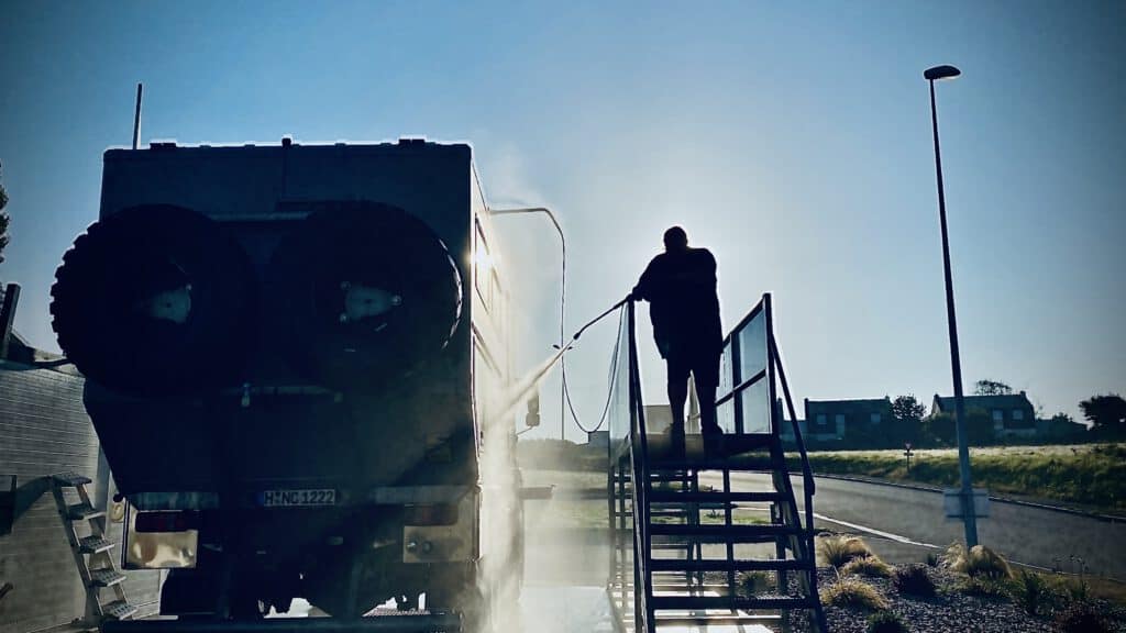 Die Black Pearl nimmt auf unserer Reise durch Frankreich ein Bad