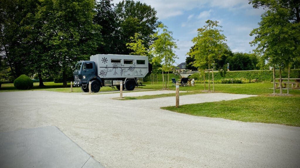 Ein Stellplatz auf unserer Reise durch Frankreich wie eine Puppenstube und das auch noch kostenlos.