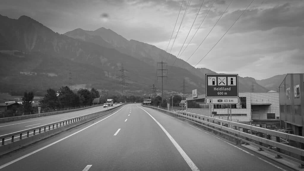 Schweizer Autobahn mit Ausfahrtschild Heidiland