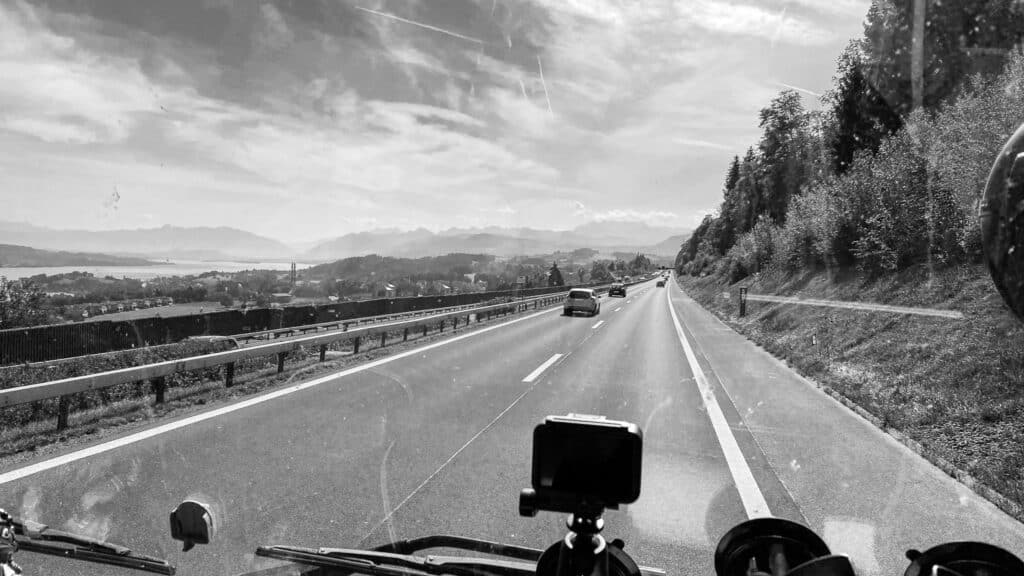 Autobahn in der Schweiz in Höhe Neuenburgersee