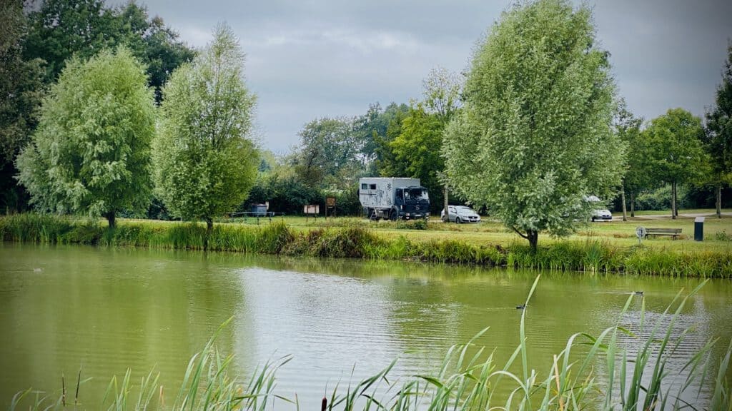 Die Reise durch Frankreich: Der Rastplatz zur lästernden Ente
