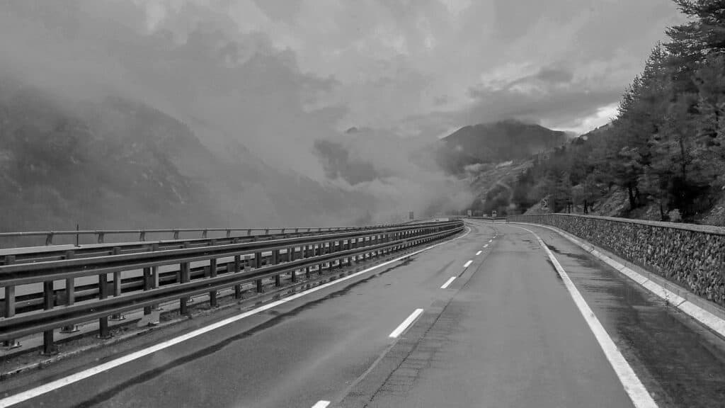 Italienische Autobahn in den Wolken