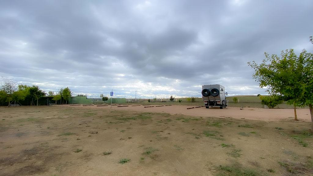 Autocaravanas-Gallegos Der leere Stellplatz vor der portugiesischen Grenze.