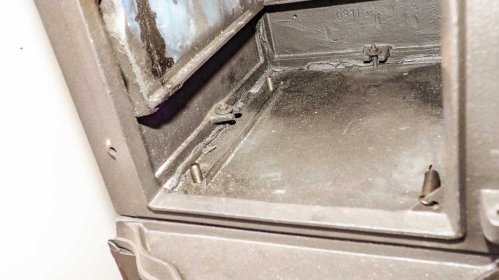 Gewindestangendurchführung beim Holzofen Globefire Pluto linke Seite