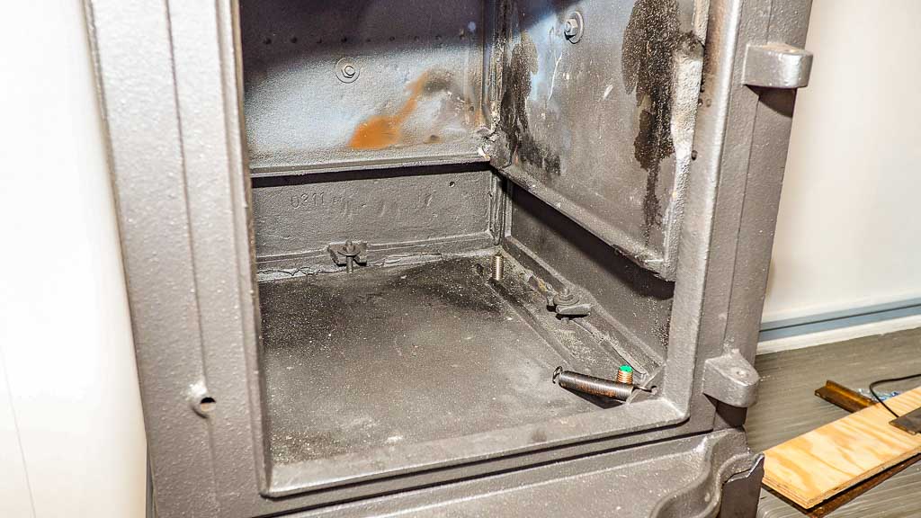 Gewindestangendurchführung beim Holzofen Globefire Pluto rechte Seite