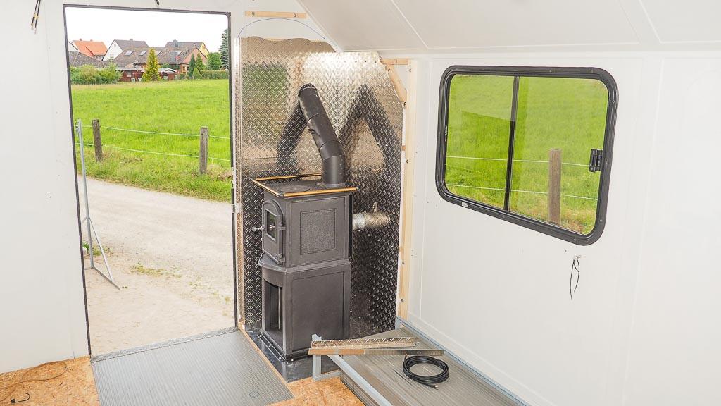 Fertig eingebauter Holzofen Globefire Pluto