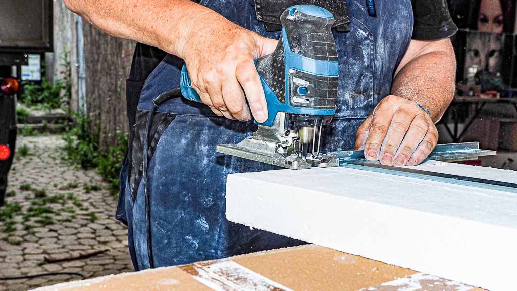 Zusägen einer Promatplatte mit einer Stichsäge