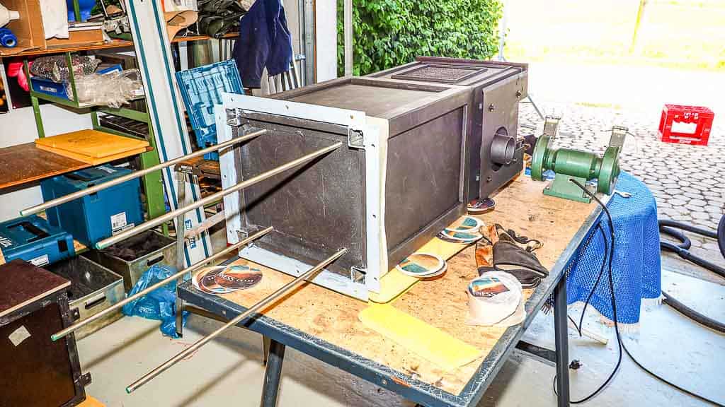 Gewindestangen beim Zusammenbau des Oberteils und des Unterteils beim Holzofen Globefire Pluto