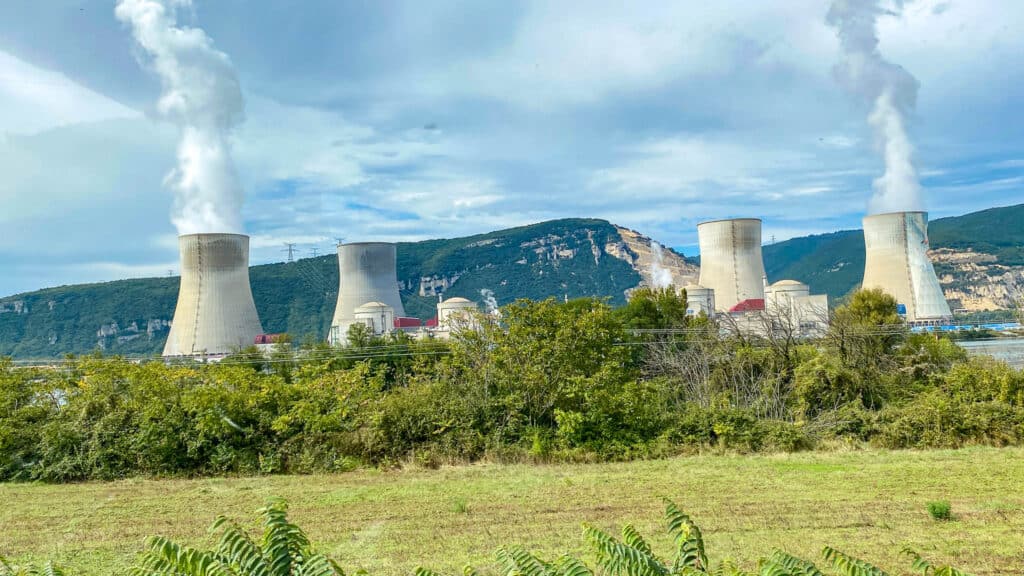 Fluß mit Atomkraftwerk