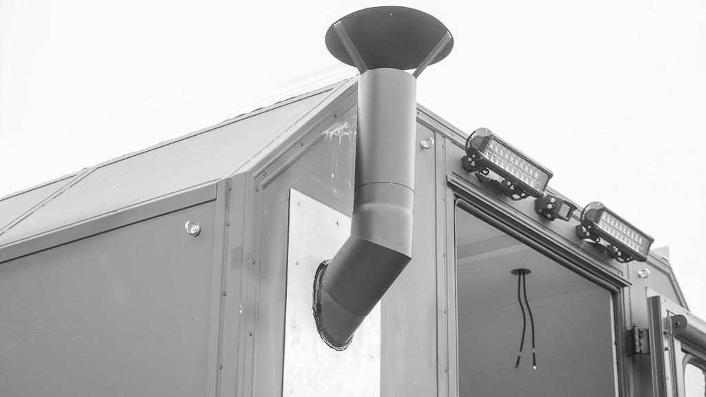 Schornsteindurchführung nach Einbau eines Holzofens im Heck eines Steyr 680