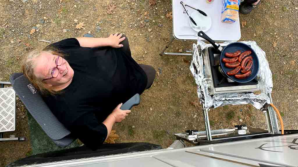 Zünftige Einweihung des Außengrills mit Bratwürstchen