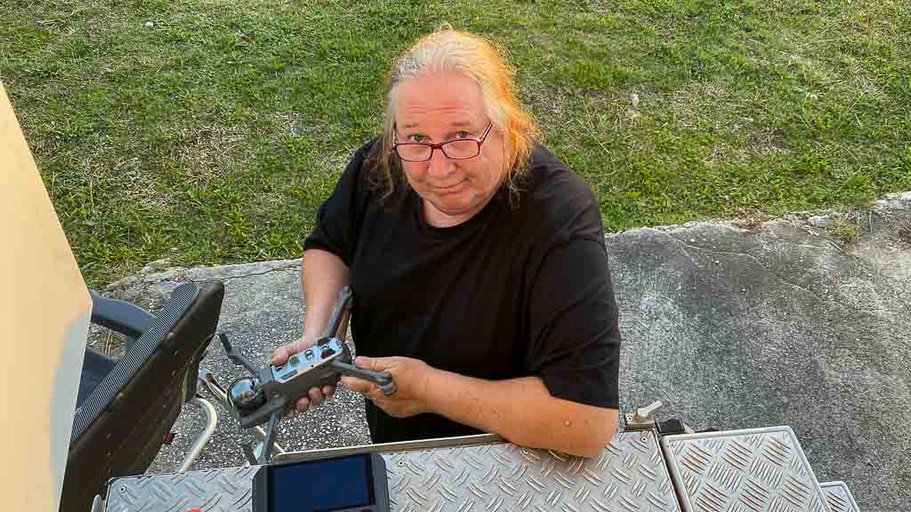 Frustrierte Meli beim Zusammenbau der Drohne