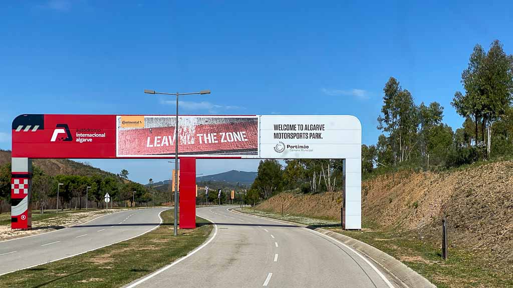 Mit der Black Pearl am Algarve Autodrome