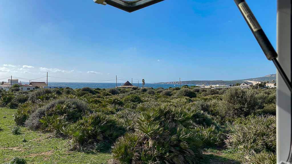 Blick aus dem Fenster in Bolonia auf den Atlantik