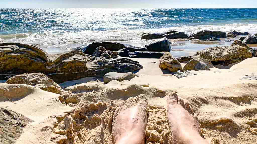 Füße im Sand am Strand des Atlantik