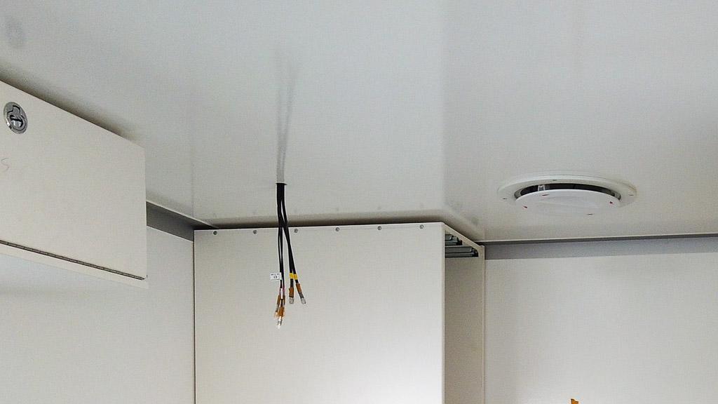 Im Kofferinneren Kabeldurchführung-Dachantenne-LGMM-7-27-24-58