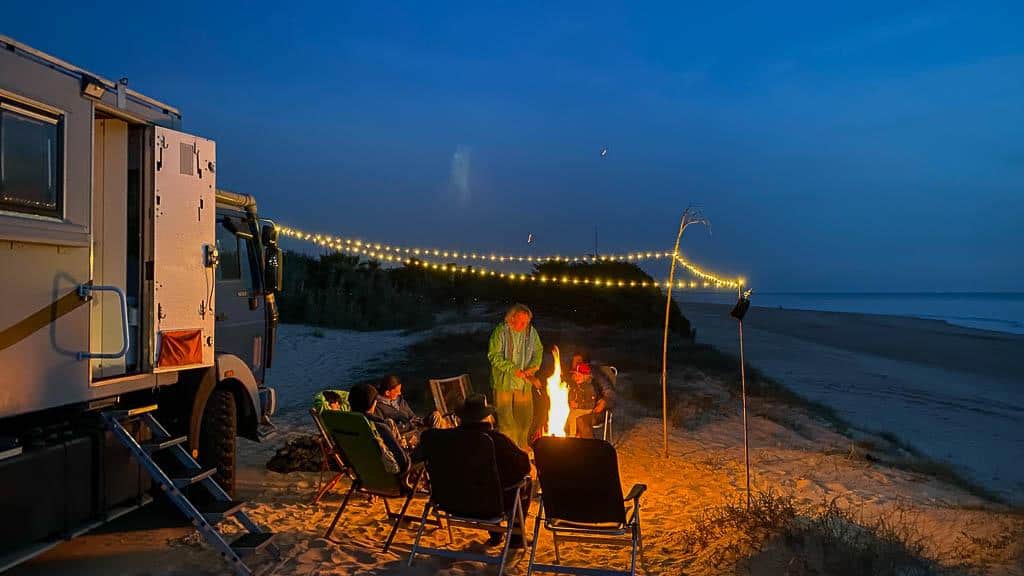 Gemütlicher Lagerfeuerabend am Atlantik
