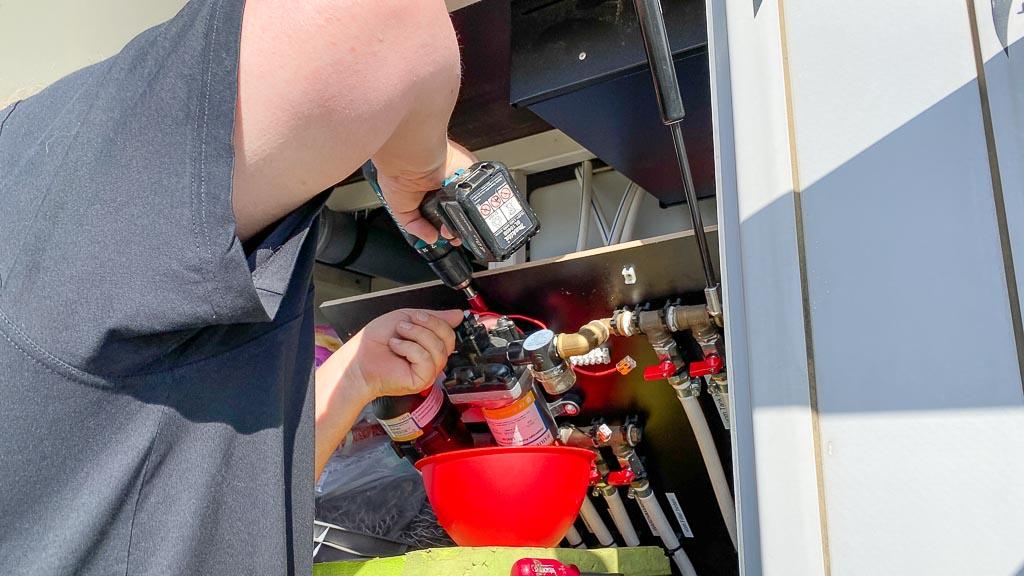 Shurflo LS4144 Lösen der-Schrauben an der Pumpe