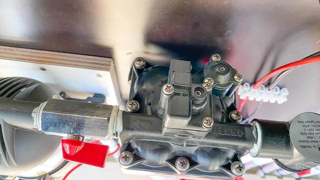 Reparatur der Shurflo Wasserpumpe: Ansicht auf die eingebaute Pumpe von oben