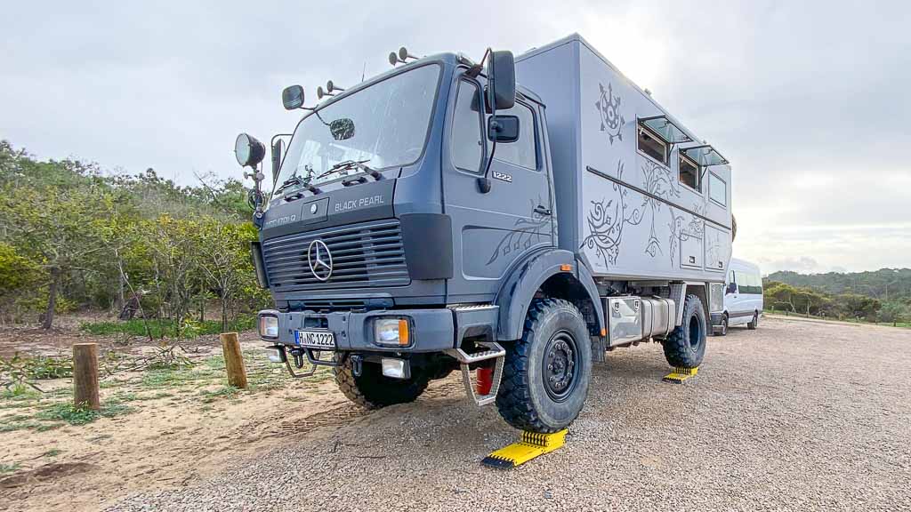 Manchmal im Vanlifer-Leben notwendig:Auffahrtkeile unter der Black Pearl