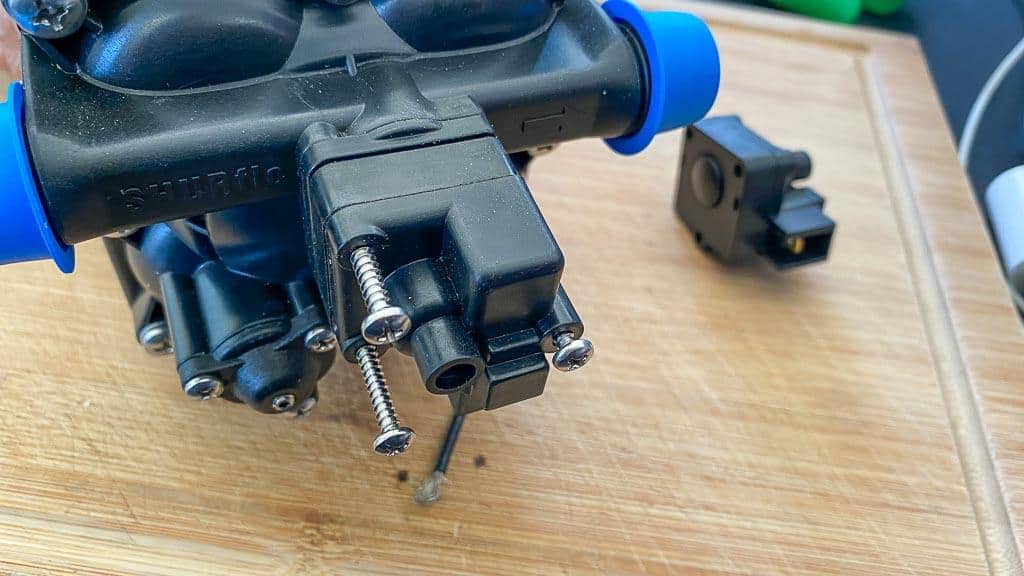 Reparatur der Shurflo Wasserpumpe: Demontage des Druckschalters an der Ersatzpumpe