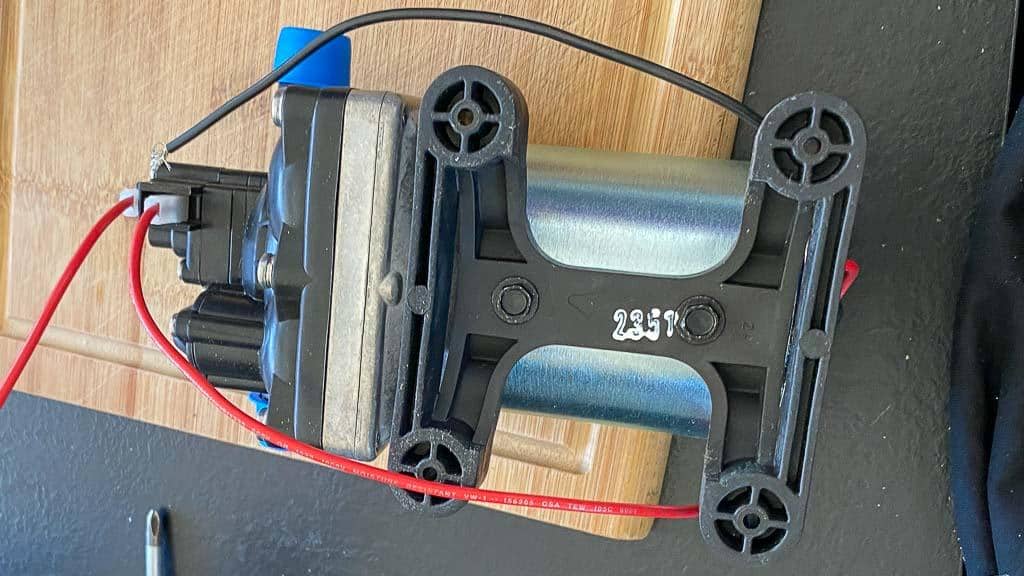 Reparatur der Shurflo Wasserpumpe: Ansicht der Ersatzpumpe von unten