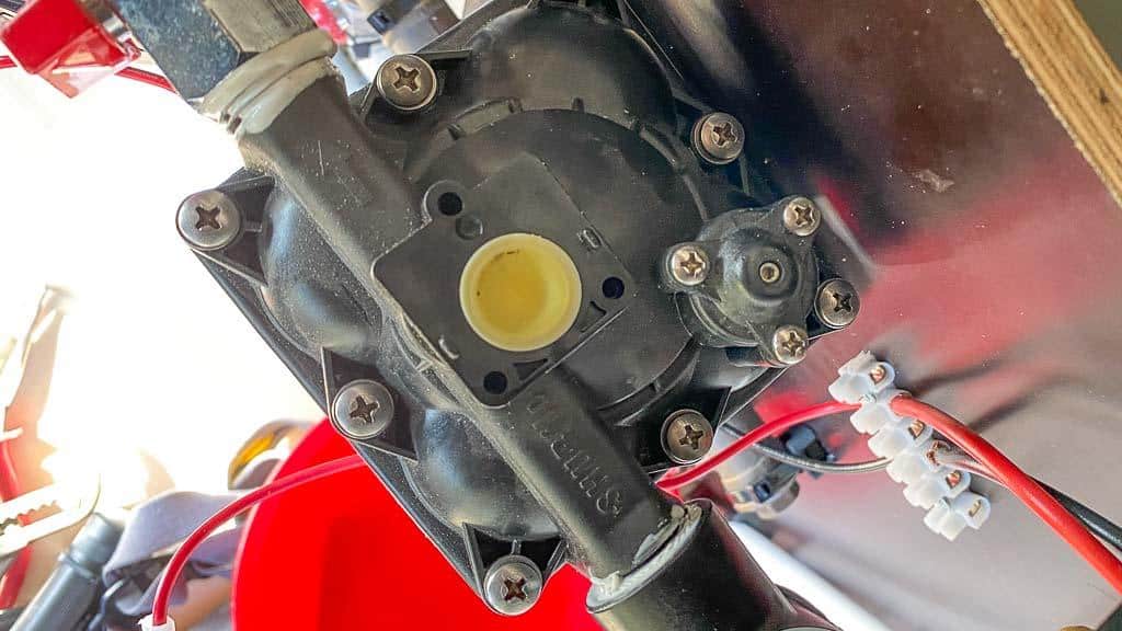 Reparatur der Shurflo Wasserpumpe: Membran unterhalb des abmontierten Druckschalters an der installierten Pumpe