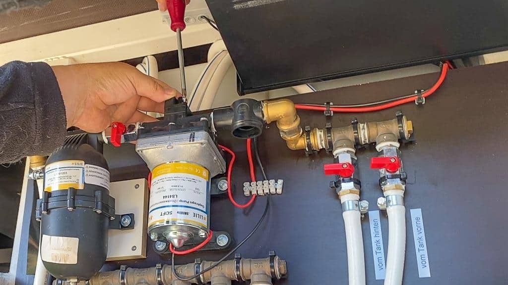 Reparatur der Shurflo Wasserpumpe: Zusammenbau Pumpe und Druckschalter