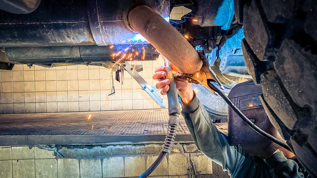 Ponte de Sor, der Auspuff muss geschweißt werden
