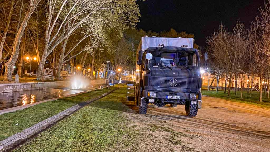 Ruhiger Stellplatz hinter einer sehr engen Brücke
